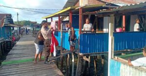 Semarakkan Kompleks Argapura Pantai, Polsek KPL Bagikan Ratusan Bendera Merah Putih