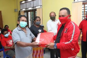 PAC PDI Perjuangan  Abepura Bagi Bendera Merah Putih di 4 Kelurahan