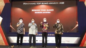 Wali Kota Benhur Tomi Mano Terima Penghargaan Bintang 4 TOP BUMD Awards 2020