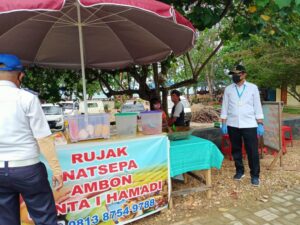 Gugus Tugas Kota Jayapura Tertibkan Pedagang Kaki Lima dii Pantai Hamadi