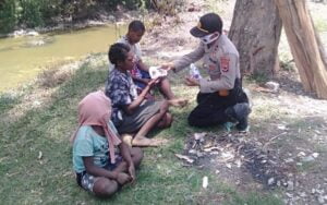 Peduli Covid-19,Sat Binmas Polres Lanny Jaya Bagikan Masker kepada Warga