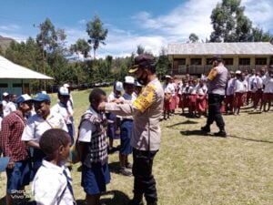 Polres Lanny Jaya Bagikan Ratusan Masker Kepada Pelajar SD dan SMP