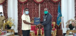 Bupati Biak Numfor Terima Penghargaan Manggala Karya Kencana