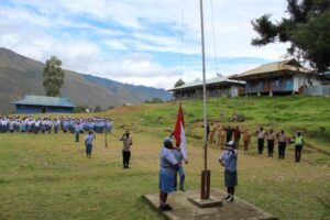 Polisi Pi Ajar di SMAN 1 Tiom