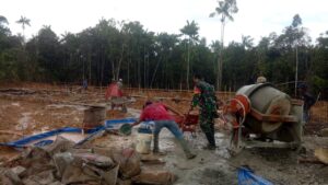 Babinsa Dan Masyarakat Gotong Royong Bangun Rumah Sakit Di Kampung Waropko