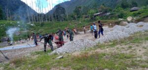 Babinsa Jayawijaya Bantu Warga Kumpul Matrial Bangun Rumah Ibadah