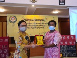 Ketua Dharma Pertiwi Daerah H Cenderawasih, Menutup Kegiatan Pelatihan Membatik