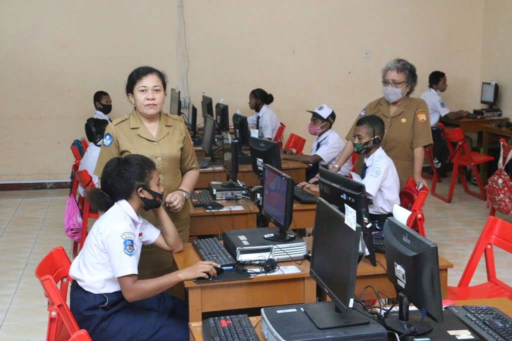 Pembelajaran Jarak jauh, Sekolah Fasilitasi Peserta Didik Kurang Mampu
