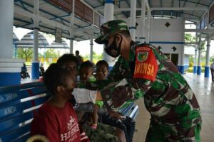 Bagikan Masker Kepada Warga, Babinsa Koramil 1710-03 Kuala Kencana Merasa Terpanggil