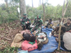 Satgas Pamtas RI-PNG Yonif 125 Bantu Selamatkan Ibu Melahirkan