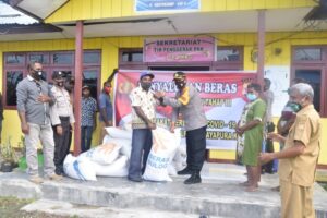 Polresta Jayapura Kota Distribusikan 4,5 Ton Beras Bantuan Polri Tahap III