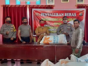 Kapolsek Abe Salurkan Beras Bantuan Polri Tahap III di Kampung Nafri