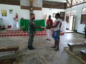 Satgas Yonif 125/Si’mbisa Bagikan Alkitab Di Gereja ST Yohanes De De Deo