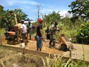 Satgas Yonif 125/Si’mbisa Gotong Royong Bangun Jalan Di Kampung Kondo