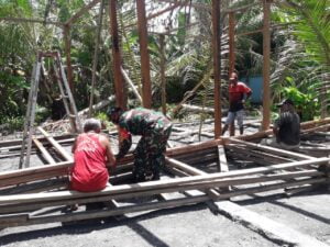 Babinsa Warbah,Bantu Bangun Rumah Warga Kampung Batu Zaman
