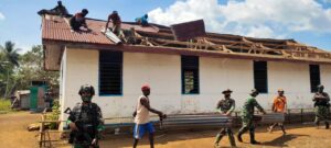 Prajurit Satgas Perbatasan Gotong Royong Bersama Warga Ganti Atap Gereja