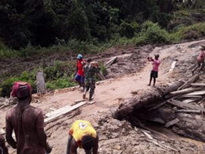 Babinsa Dan Warga Gotong Royong Bangun Jembatan