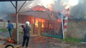 Rumah Milik Kandidat Bupati Boven Digoel Dibakar Masa