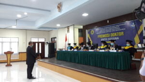 Entis Sutisna Raih Gelar Doktor Dengan Predikat Cumlaude