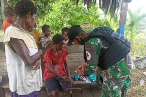 Satgas Pamantas Yonif Raider 100/PS Berikan Pelayanan Kesehatan Kepada Masyarakat