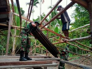 Prajurit Satgas Yonif Raider 100/PS Bantu Perbaiki Rumah Warga
