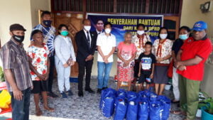 Ketua DPR Papua Berbagi Sukacita Natal