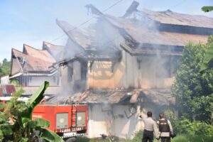 Pengeroyokan Berujung Maut, Asrama PGSD di Bakar Masa