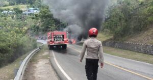 Diduga Konsleting Listrik Satu Unit Mobil Bermuatan BBM Terbakar