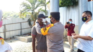 Satgas Amanusa Polda Papua Bagiakan Ratusan Masker