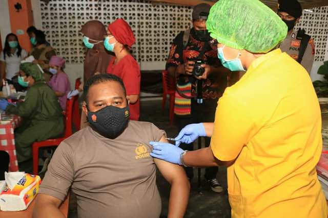 Kapolresta Jayapura Kota Gustav Urbinas Disuntik Vaksin Kedua