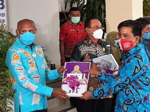 Wali Kota Jayapura Serahkan DPA OPD T.A 2021