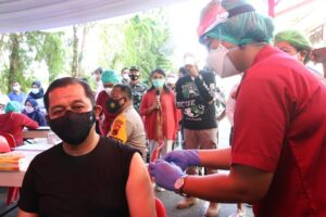 Wakil Wali Kota Penerima Vaksin Covid Pertama di Kota Jayapura