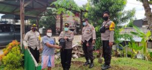 Kapolsek Handry Bawiling Serahkan Bibit Pohon Pepaya California di Kompleks Lembah Sunyi