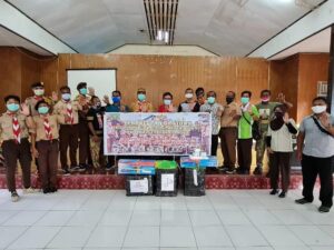 Kristhina Mano Salurkan Bantuan APD Dari Kwarnas di Kwarcab Nabire