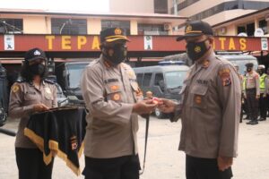 Kapolresta Serahkan Penghargaan Pin Emas Kapolri Kepada AKP Handry M Bawilling dan Aipda Iganatius Sepbiantor
