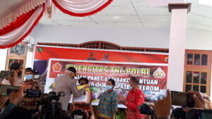 Sinergitas TNI-Polri Bagi Sembako Kepada Korban Banjir