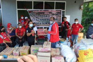 DPD PDI Perjuangan Serahkan Bantuan Bagi Korban Banjir di Keerom