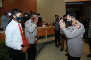 Dinilai Berprestasi Kapolri Berikan Penghargaan Kepada Dua Personil Polda Bali
