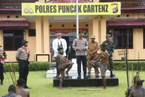 Kapolda Papua Berperan Sebagai Pendeta di Film Layar Lebar “Si Tikam Polisi Noken”