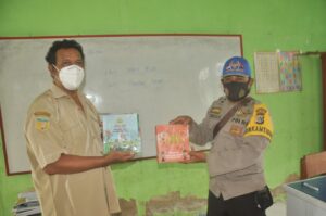 Polisi Pi Ajar Demi Cerdaskan Anak di Perbatasan RI-PNG