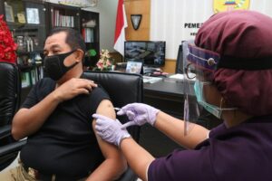 Rustan Saru Terima Suntikan Vaksin Dosis Kedua