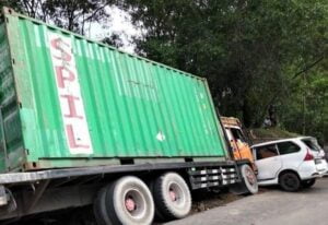 Rem Blong, Truk Kontainer Tabrak Kendaraan di Pertigaan Ring Road