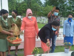 Jelang Hari Kartini ke- 142, Ny. Kristhina Mano Pimpin Ziarah ke TMP Waena