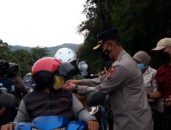 Humas Polda Papua Bersama Insan Pers Bagi Takjil Kepada Masyarakat