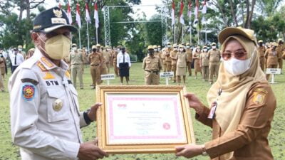 Dukcapil Kota Jayapura Terima Penghargaan Dari 2 Kementerian