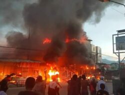 Belasan Tempat Usaha Hangus Dilahap Sijago Merah
