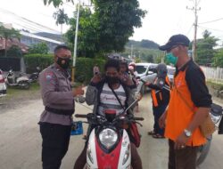 Pos PPKM Level IV Distrik Heram Berikan Himbauan Prokes dan Bagikan Masker ke Warga