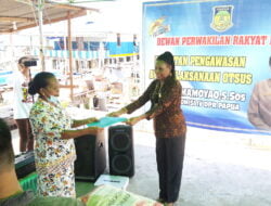 Kunjungi Jemaat GPID Eklesia Hamadi, Anggota DPRP Mathea Mamoyao Berikan Sumbangan