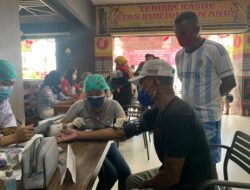 Polsek Heram Gelar Vaksinasi di Supermarket Mega Waena