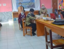 Tim Pengabdian Unmus Latih Guru SMPN Buti Membuat Buku Digital